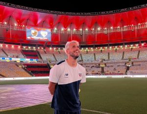 Calleri contempla Maracanã, onde fez história pelo São Paulo em 2023. (Foto: Twitter do SPFC)