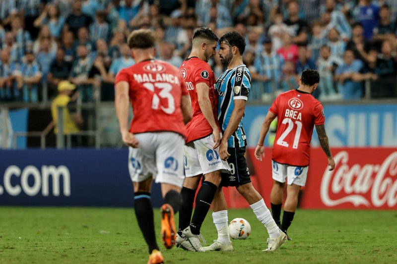 Diego Costa briga com zagueiro do Huachipato em jogo do Grêmio pela Libertadores. (Foto: Twitter da Gaúcha ZH)
