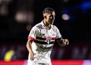 Igor Vinícius tomou o terceiro amarelo contra o Fluminense. (Foto: Twitter do SPFC)