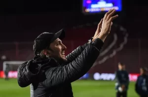 Luis Zubeldía se destacou no Lanús e agora está próximo do São Paulo. (Foto: Twitter do Lanús)