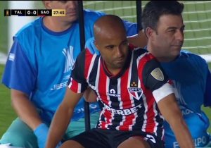 Lucas deixou o campo com problema muscular na coxa na estreia do São Paulo pela Libertadores. (Foto: Reprodução/Paramount+)
