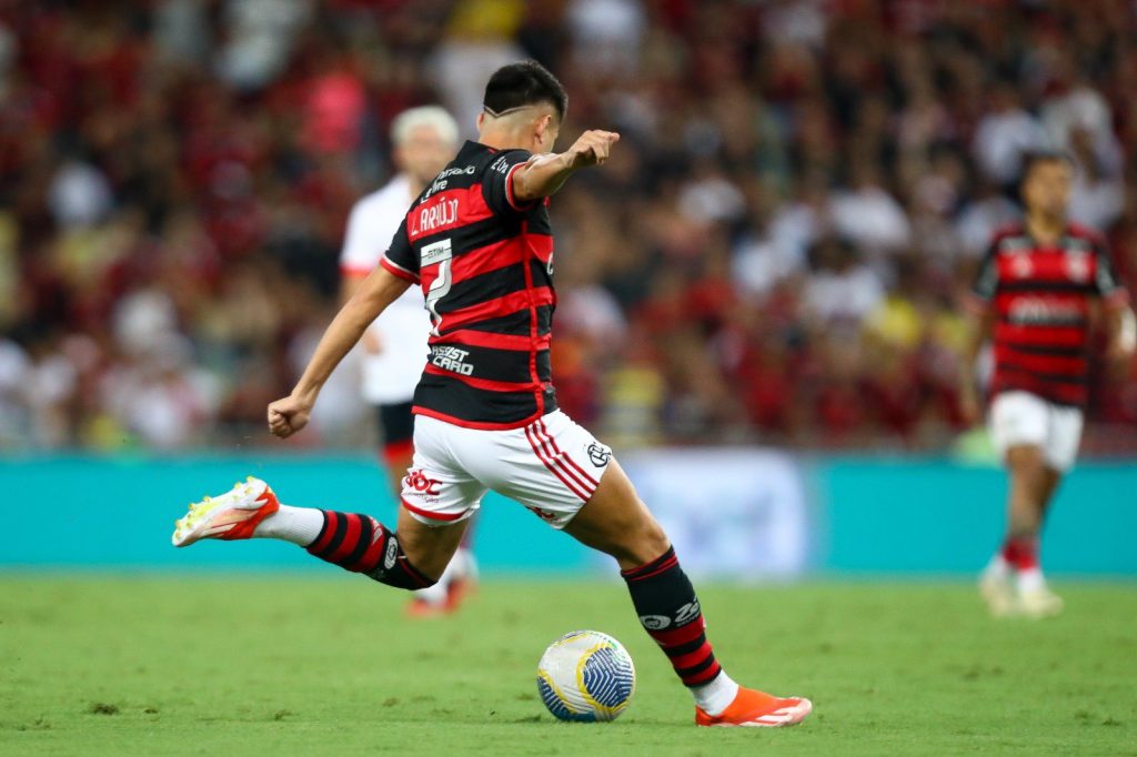 Luiz Araújo fez golaço na vitória do Flamengo contra o São Paulo. (Foto: Twitter do Flamengo)