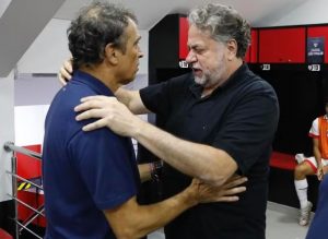 São Paulo vence com Milton Cruz de técnico. (Foto: Twitter do SPFC)