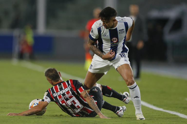 Capitão do São Paulo, Rafinha se lesionou contra o Talleres. (Foto: Twitter da Libertadores)