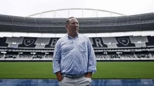 John Textor, CEO do Botafogo, tem tido embates com Julio Casares, presidente do São Paulo. (Foto: X do Botafogo)