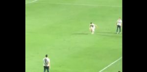 Volante do São Paulo treinou no gramado após término do jogo. (Foto: Reprodução)