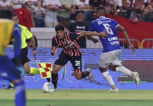 William Gomes vira destaque no São Paulo após jogar pela Copa do Brasil. (Foto: Twitter do SPFC)