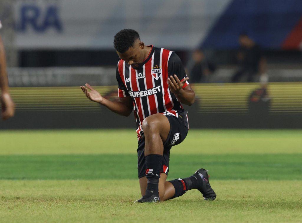 Sabino estreou no São Paulo e deve fechar contrato até dezembro. (Foto: Twitter do SPFC)