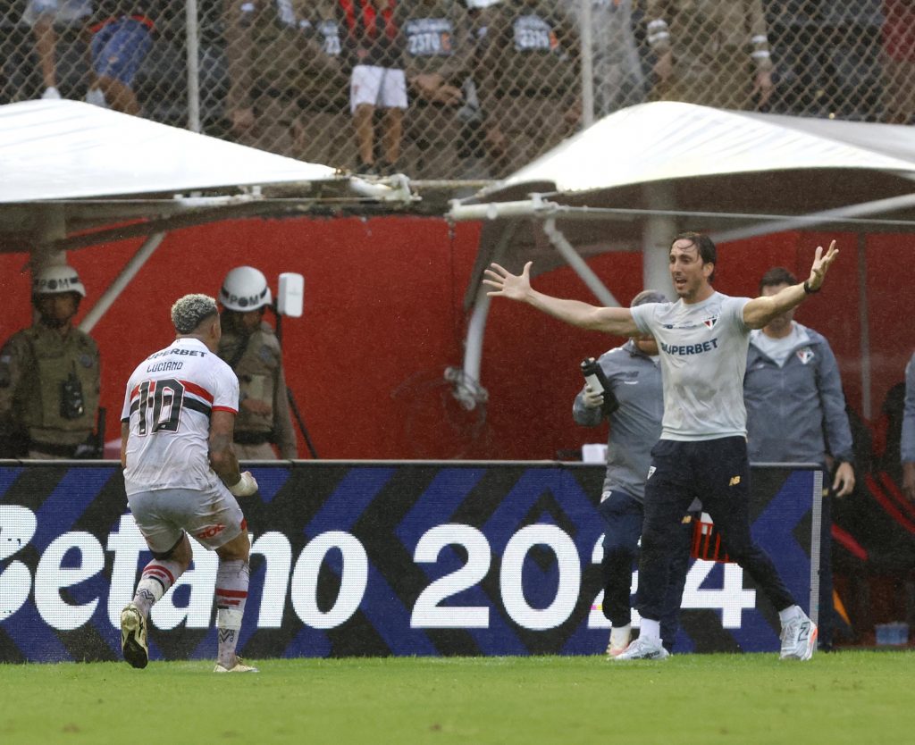 Zubeldía comemorou muito os gols do São Paulo, em Salvador. (Créditos: Rubens Chiri/Saopaulofc.net)