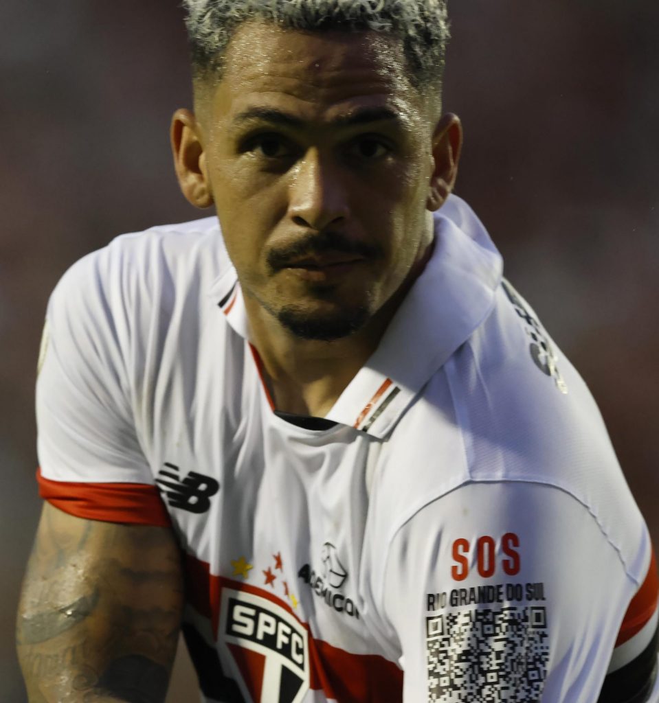 Luciano comemorando primeiro gol e mostrando QR code estampado na camiseta. (Créditos: Rubens Chiri/Saopaulofc.net)