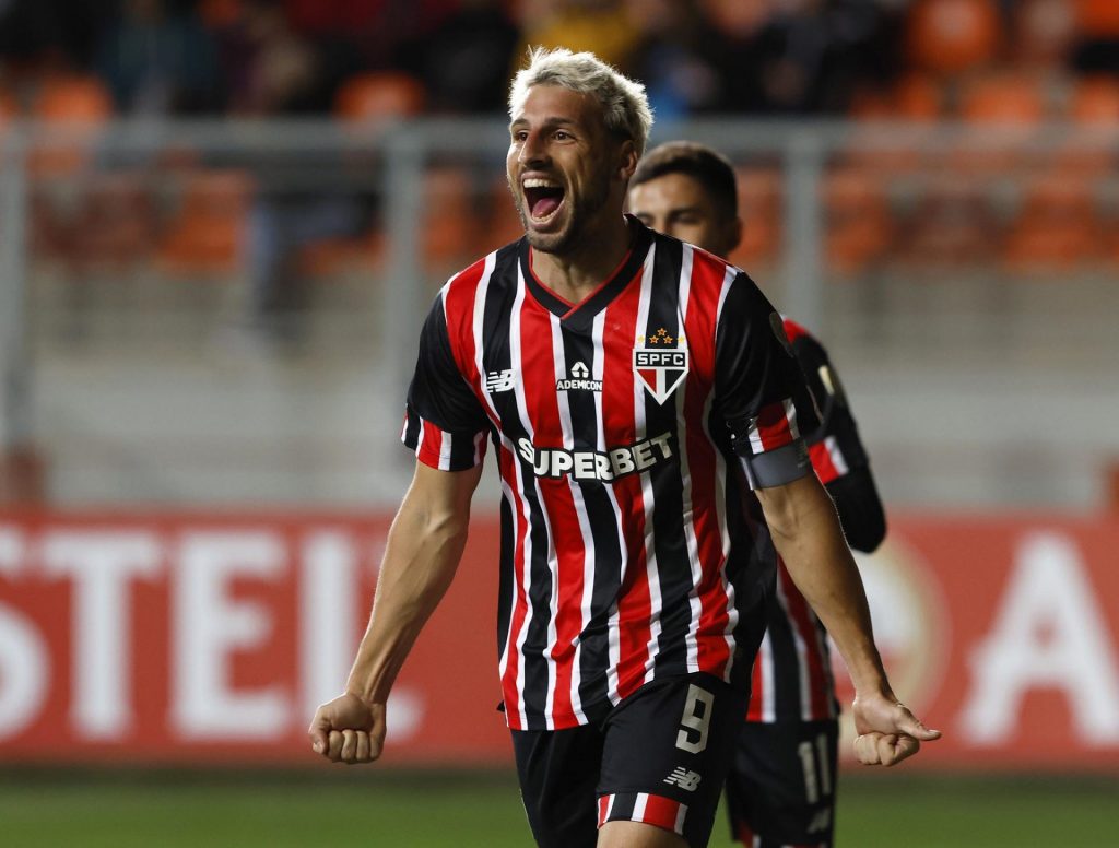 Calleri celebra gol pelo São Paulo pela Libertadores. (Foto: Twitter do SPFC)