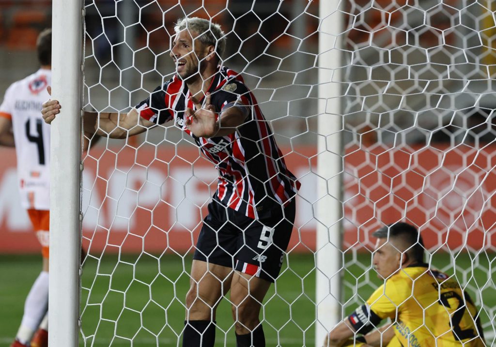 Calleri marca, mas sofre desconforto em jogo do São Paulo na Copa Libertadores. (Foto: Twitter do SPFC)