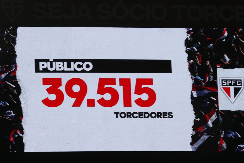 Quase 40 mil são-paulinos estiveram presentes no Morumbis, em plena segunda-feira (13). Créditos: Rubens Chiri e Paulo Pinto/Saopaulofc.net)