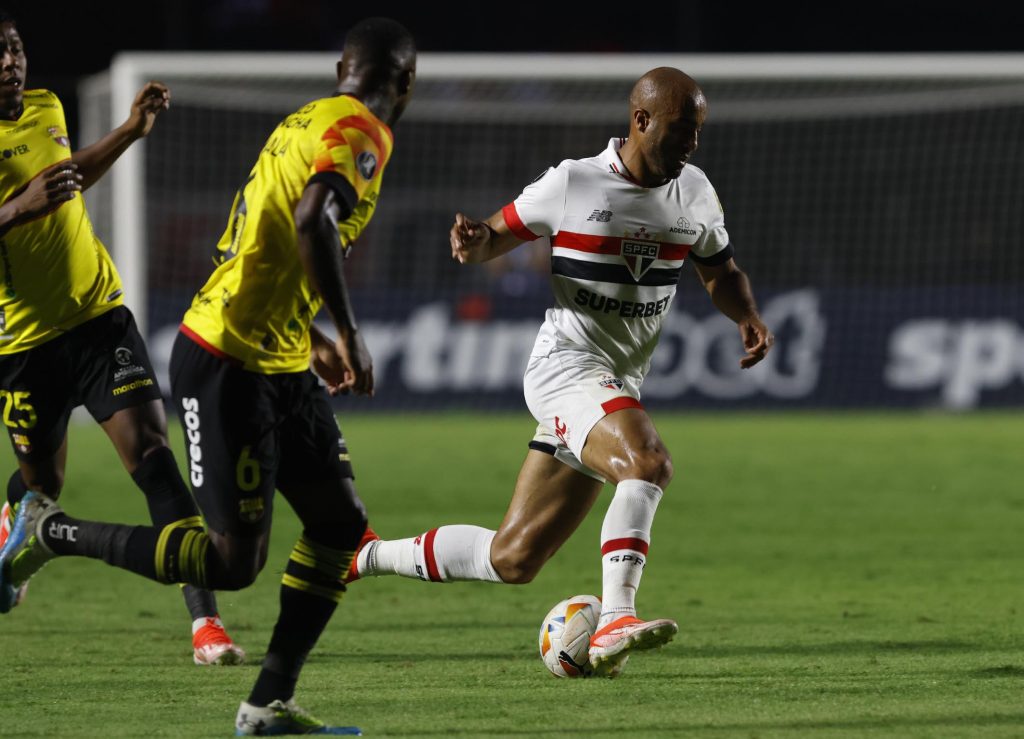 Lucas Moura foi comandado por Zubeldía pela primeira vez desde a chegada do treinador. (Créditos: Rubens Chiri e Paulo Pinto/Saopaulofc.net)