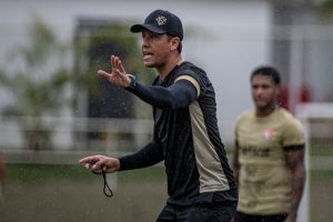 Thiago Carpini foi demitido pelo SPFC e assumiu o Vitória. (Foto: Twitter do Vitória)