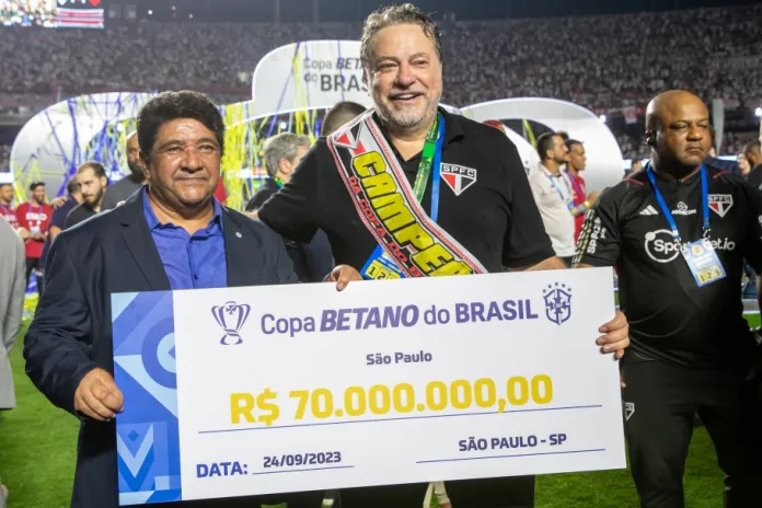 Ednaldo Rodrigues, presidente da CBF, entrega cheque com premiação do título da Copa do Brasil ao presidente do São Paulo, Julio Casares. (Foto: Twitter da CBF)