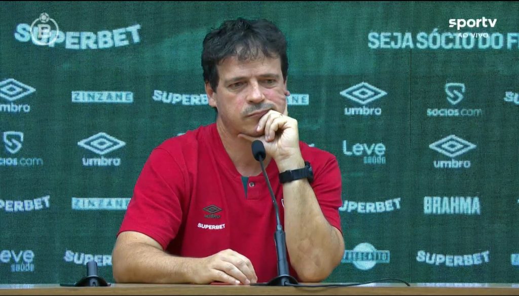 Fernando Diniz se irrita com motivo da expulsão no Brasileirão. (Foto: Reprodução/SporTV)