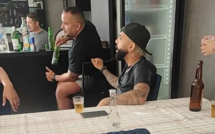 Gabigol foi flagrado com a camisa do Corinthians depois de vitória contra o Flamengo. (Foto: Reprodução/Venê Casagrande)