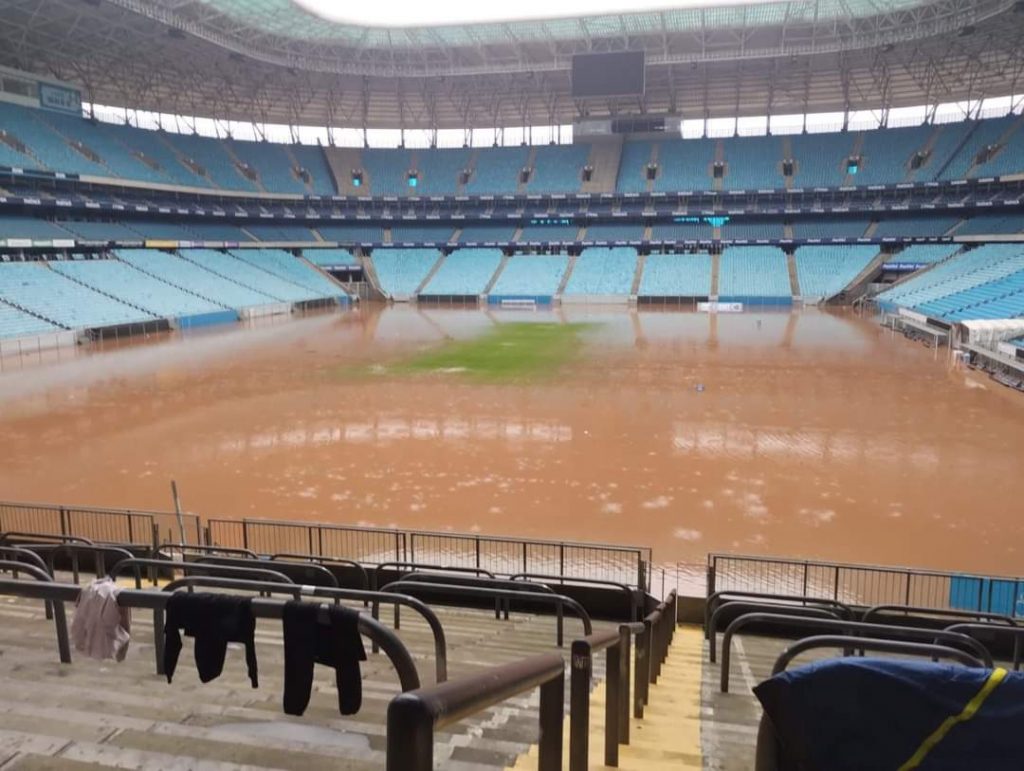 O gramado da Arena do Grêmio ficou completamente inundado pela água. Jogo do Imortal foi adiado pelo Brasileirão. (Foto: Diego Baldi)