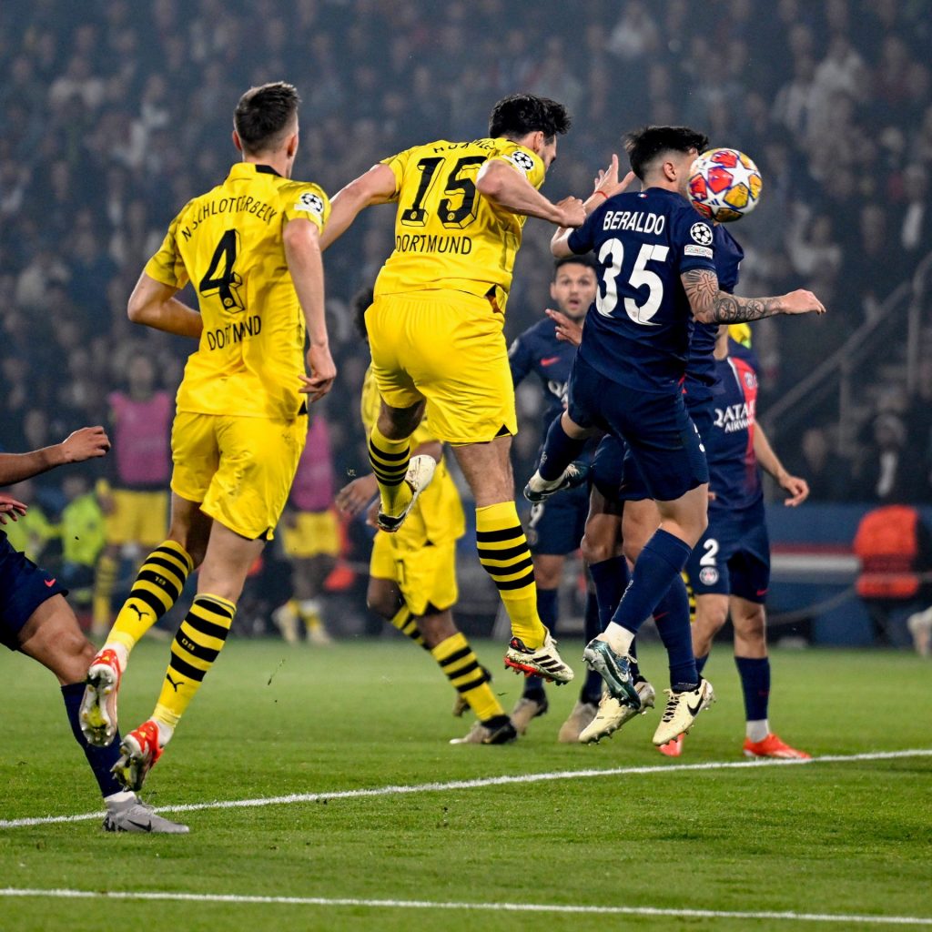 Beraldo passa pela bola antes de Hummels marcar o gol da vitória do Dortmund. (Foto: Twitter da Champions League)