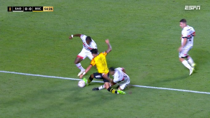 Igor Vinícius deu um carrinho por trás e lesionou Joao Rojas. (Foto: Reprodução/ESPN)