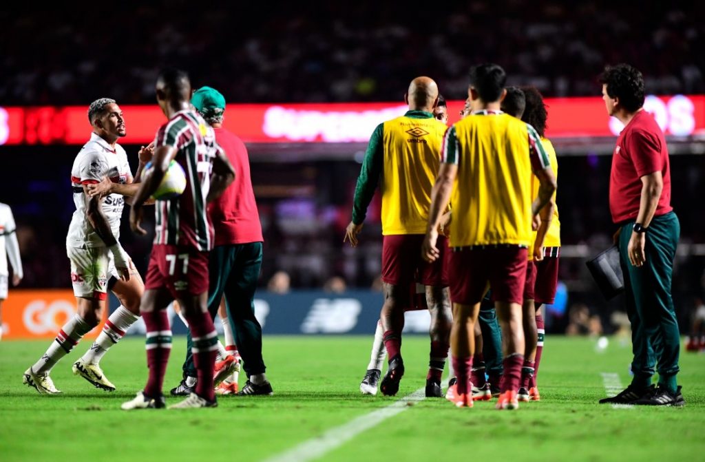 Fernando Diniz se desentendeu com Luciano durante jogo entre São Paulo e Fluminense. (Foto: Marcos Ribolli/ge)