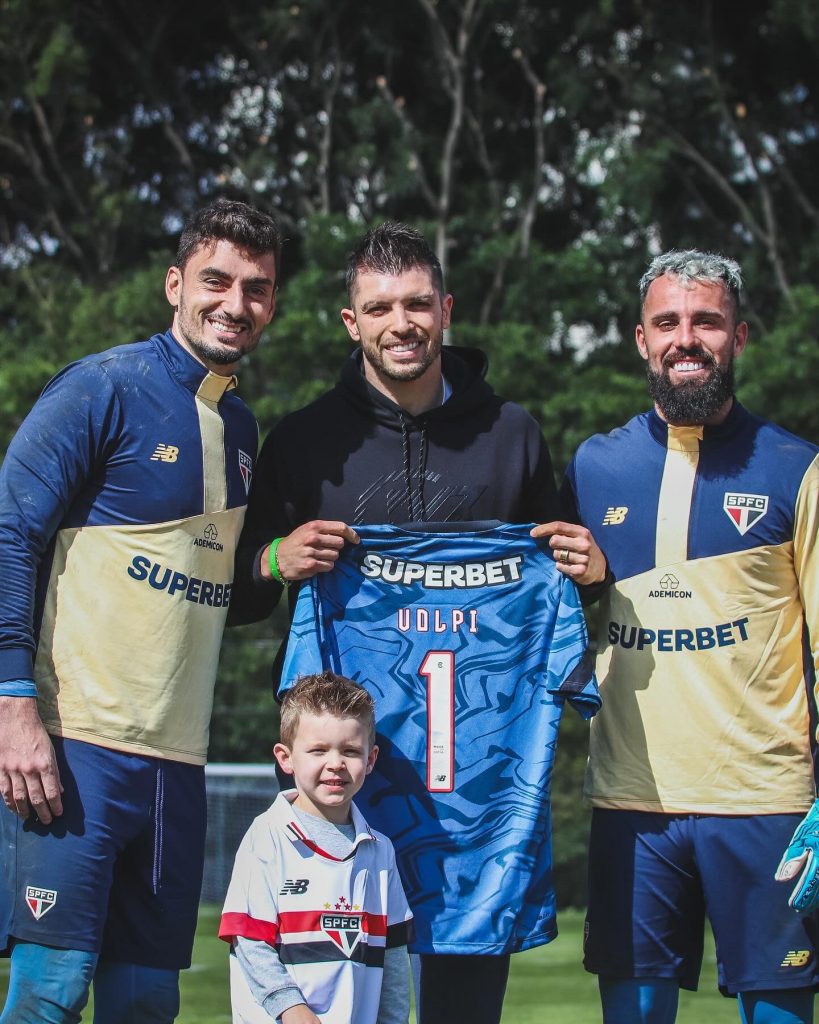 Volpi recebe presente de goleiros do São Paulo. (Foto: X do SPFC)