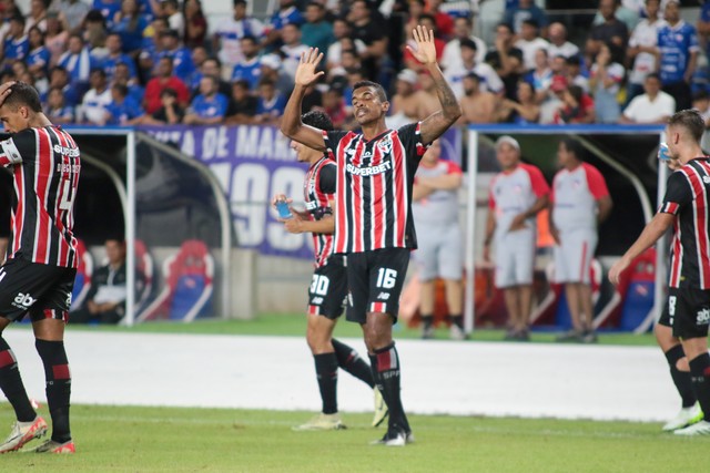 Luiz Gustavo marca novamente com a camisa do São Paulo. (Foto: AGIF)