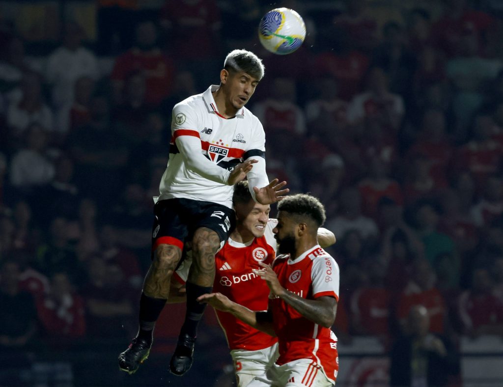 Alan Franco corta o cruzamento e blinda área do São Paulo. (Foto: X do SPFC)