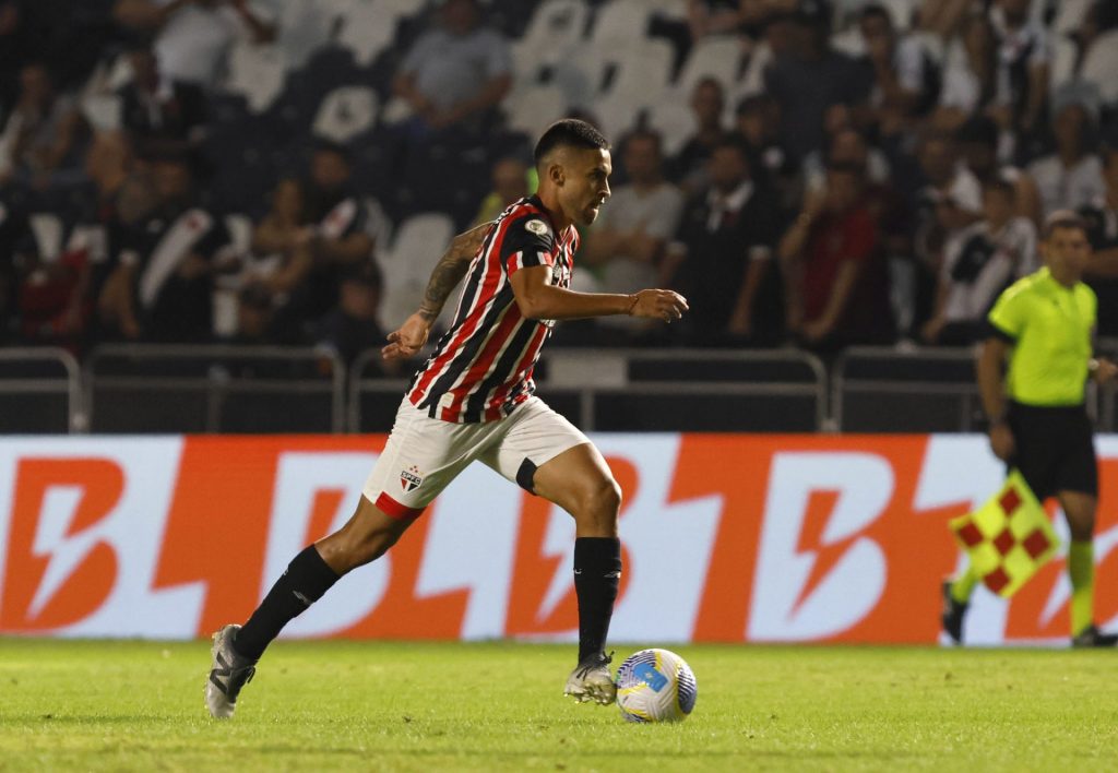 Rodrigo Nestor deixou campo com dores contra o Vasco. (Foto: X do SPFC)