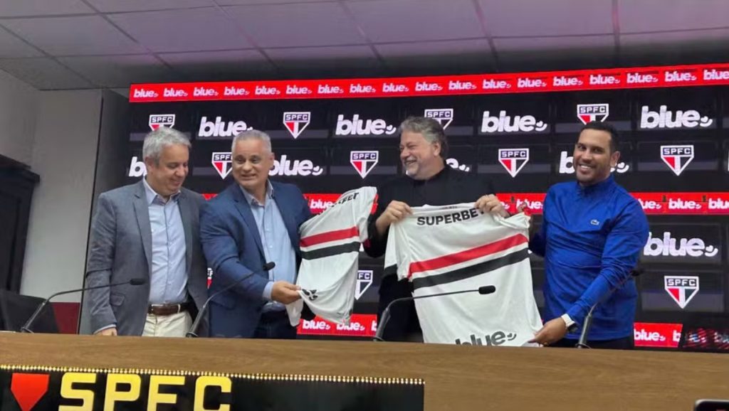 Julio Casares apresenta novo patrocinador do São Paulo. (Foto: Bruno Giufrida/ge)