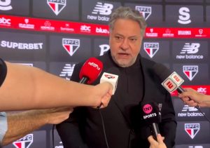 Julio Casares avalia chance de contratação do São Paulo na temporada. (Foto: Reprodução/Gabriel Sá)