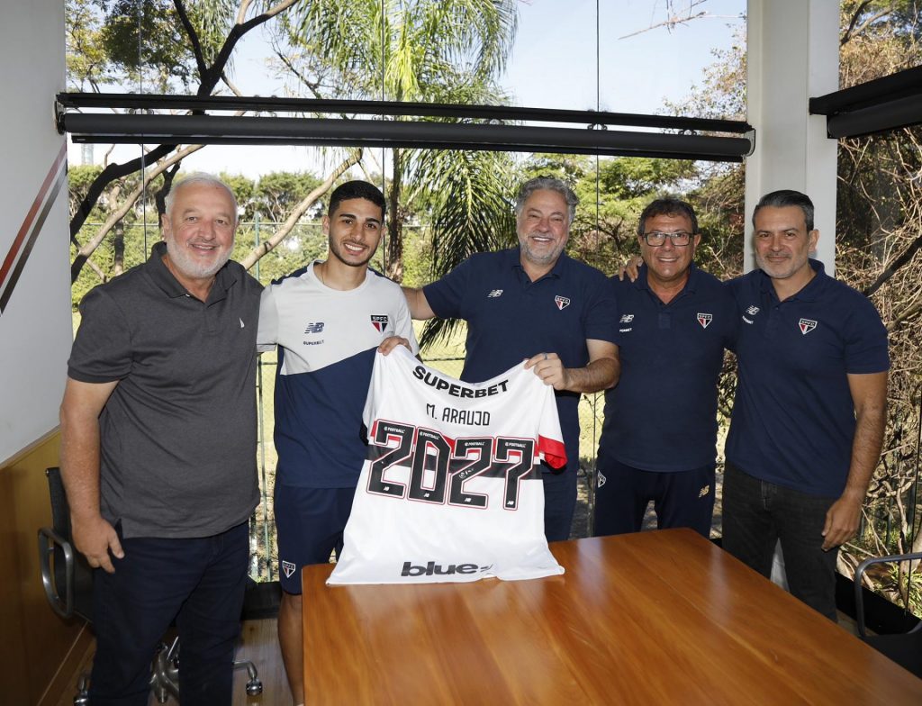 Michel Araújo firmou contrato com o Tricolor até o final de 2027 – Foto: Rubens Chiri / saopaulofc