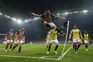 Luciano chuta bandeirinha no jogo contra o Corinthians pela Copa do Brasil. (Foto: X do SPFC)