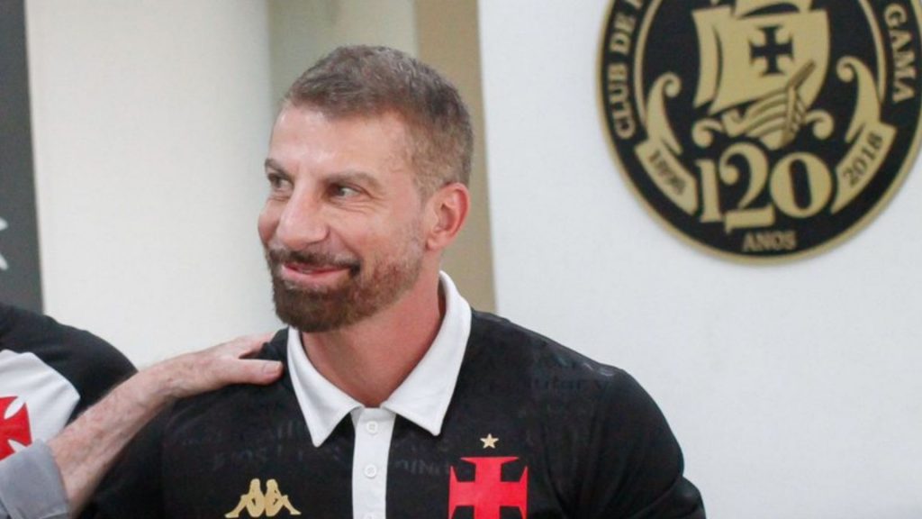 Pedrinho, presidente do Vasco associativo, demitiu Álvaro Pacheco antes do jogo contra o São Paulo. (Foto: Matheus Lima/X do Vasco)