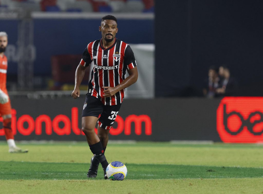 Sabino deve renovar contrato com o São Paulo até dezembro. (Foto: X do SPFC)