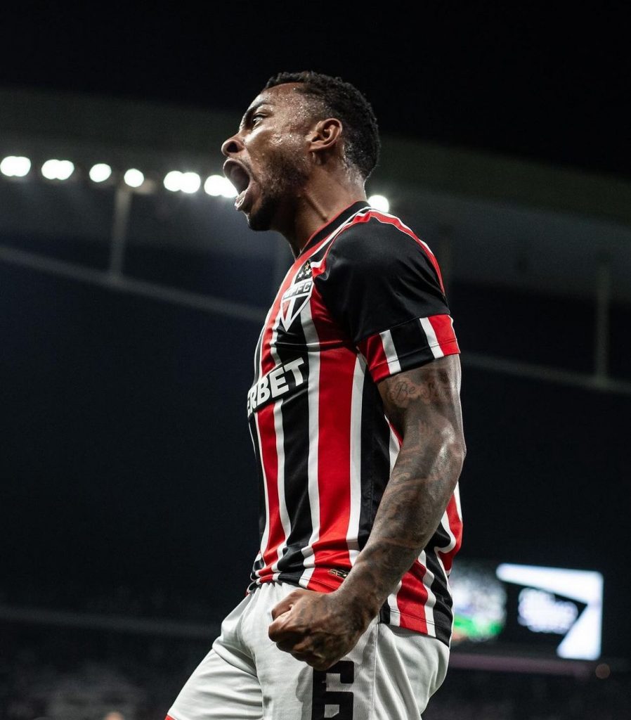 Wellington comemorando a primeira vitória do São Paulo FC na Néo Química Arena.