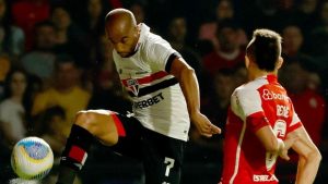 Lucas Mourca em partida contra o Internacional - Foto: Rubens Chiri