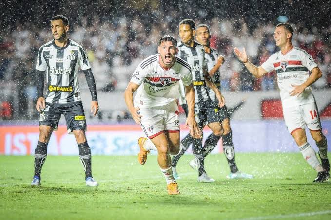 Calleri, jogador do São Paulo comemorando gol contra o Santos - Foto: Reprodução Internet