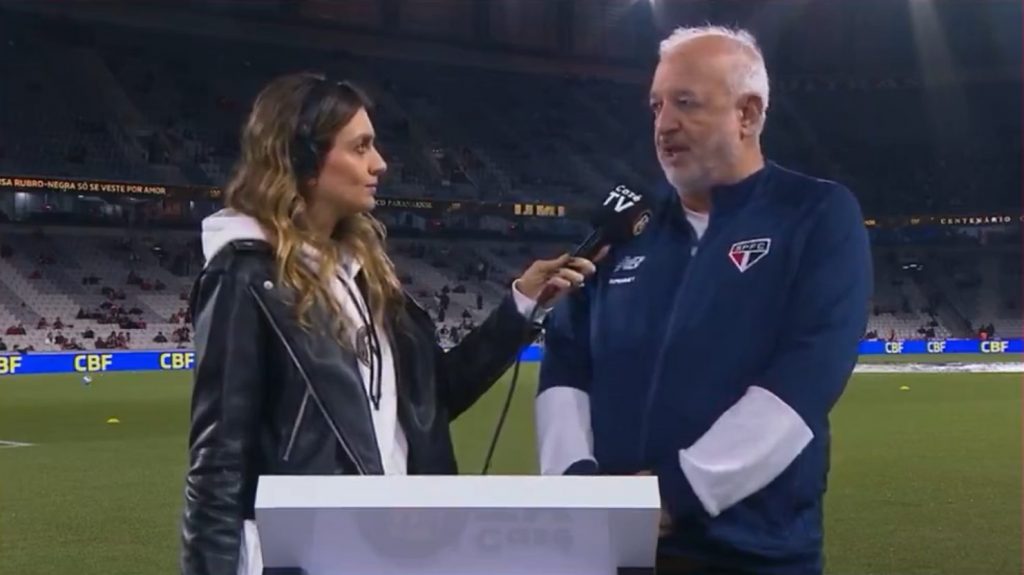 Carlos Belmonte fala sobre James Rodríguez em Curitiba. (Foto: Reprodução/CazéTV)