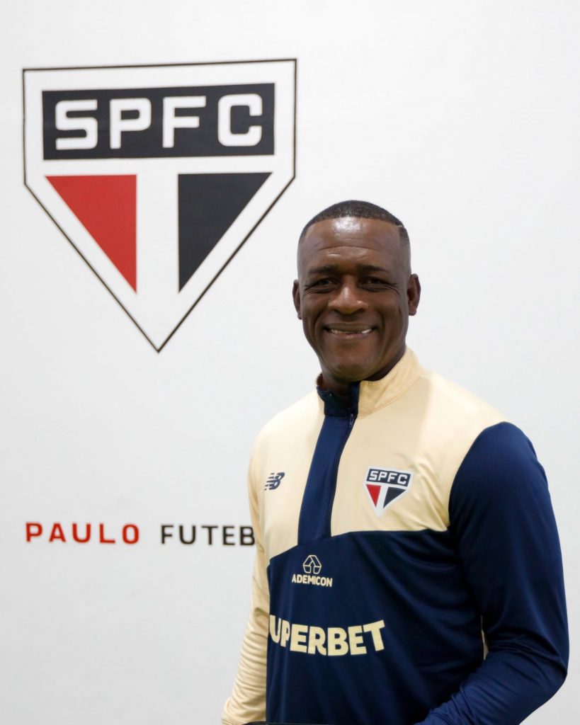 Carlos Gruezo é auxiliar de Luis Zubeldía no São Paulo. (Foto: X do SPFC)