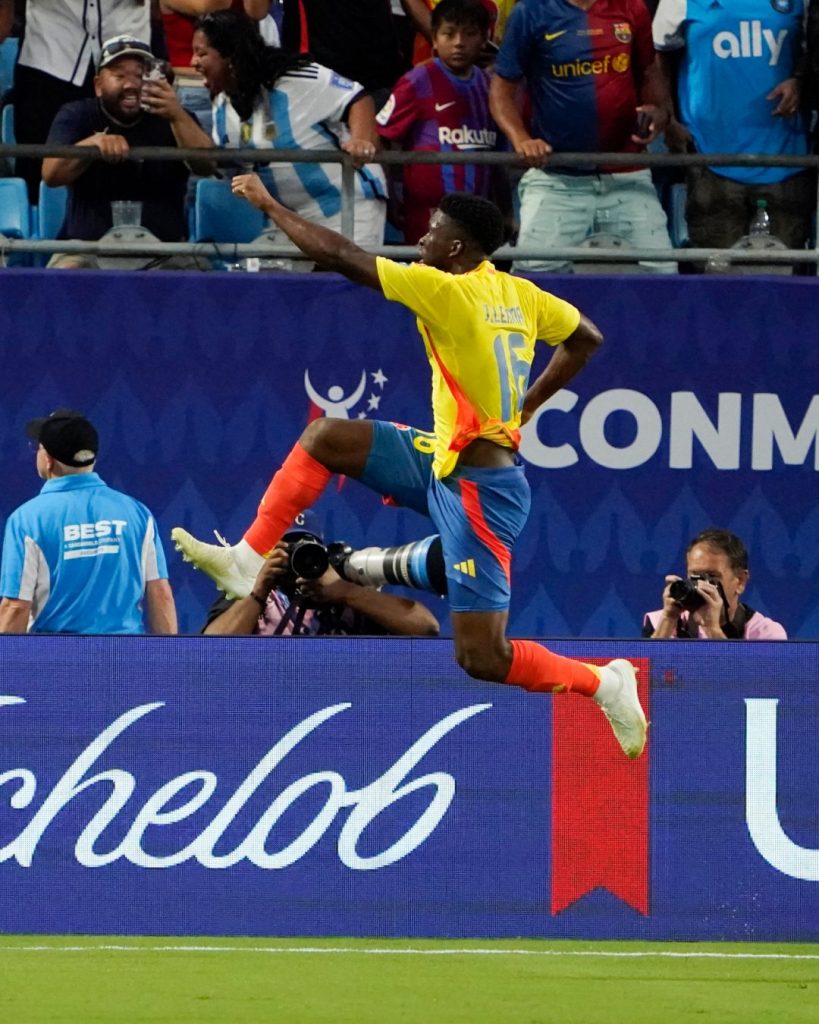 Lerma marca de cabeça e faz o gol da vitória da Colômbia contra o Uruguai. (Foto: X da Copa América)