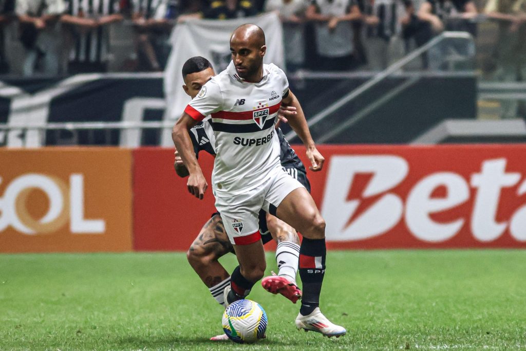 Lucas marca, mas São Paulo perde em Belo Horizonte para o Galo. (Foto: X do Brasileirão)