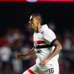 Luiz Gustavo está em final de contrato com o São Paulo. (Foto: Rubens Chiri/SPFC)