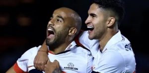 Lucas Moura e Rodrigo Nestor comemorando um gol do São Paulo - Foto: Rubens Chiri