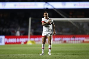 Rafinha pode adiar aposentadoria para seguir no São Paulo. (Foto: X do SPFC)