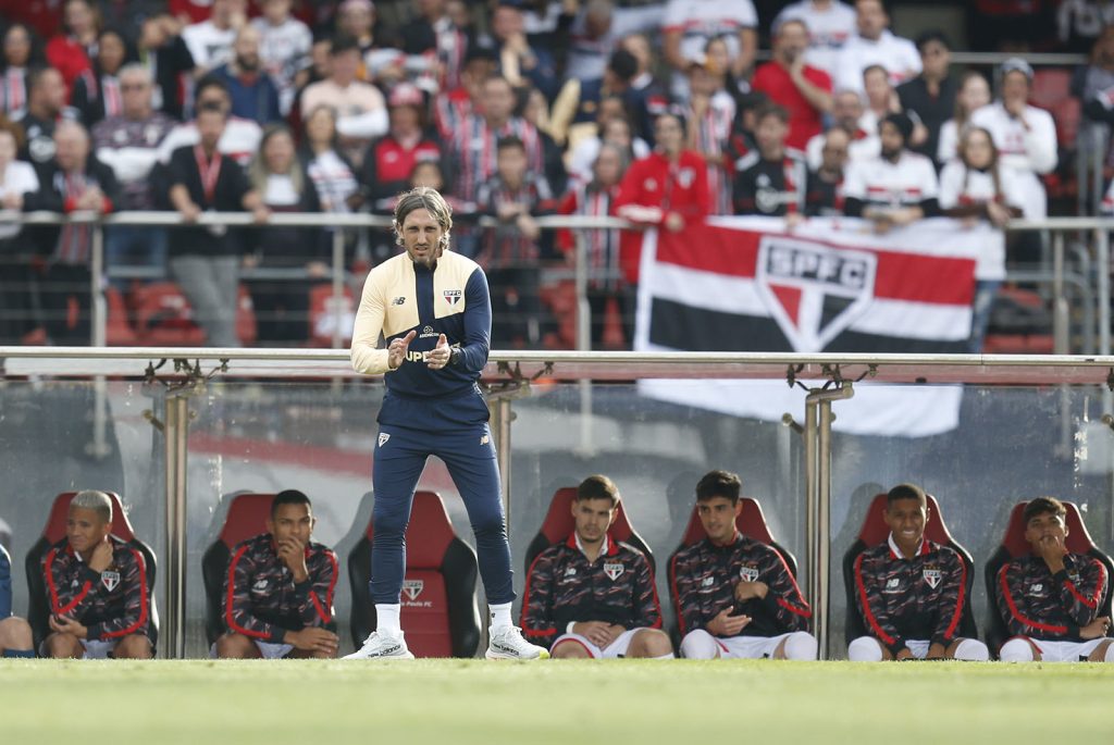 Luis Zubeldía sofre com cartões no São Paulo. (Foto: X do SPFC)