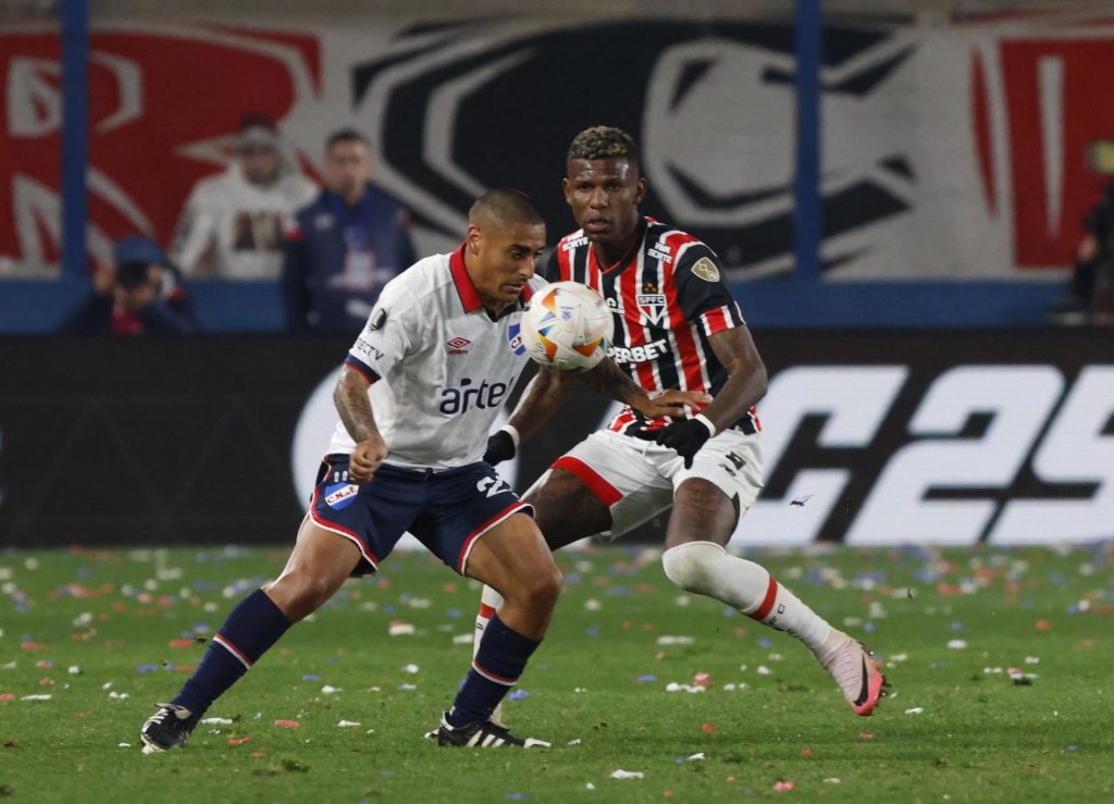 Arboleda foi um dos melhores em campo no empate entre Nacional x São Paulo. (Foto: X do SPFC)