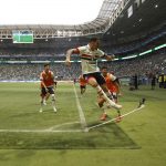 Luciano foi expulso no Choque-Rei, depois de chutar bandeirinha no Allianz Parque. (Foto: X do SPFC)