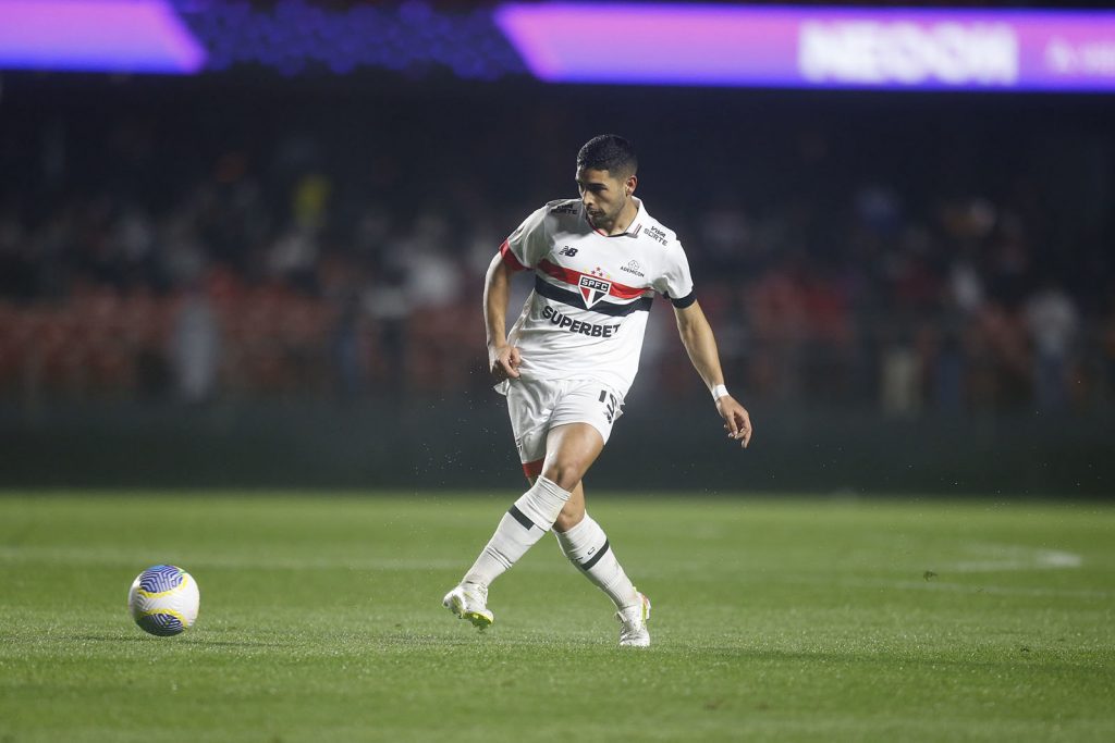 Michel Araújo se mostra polivalente no São Paulo. (Foto: X do SPFC)